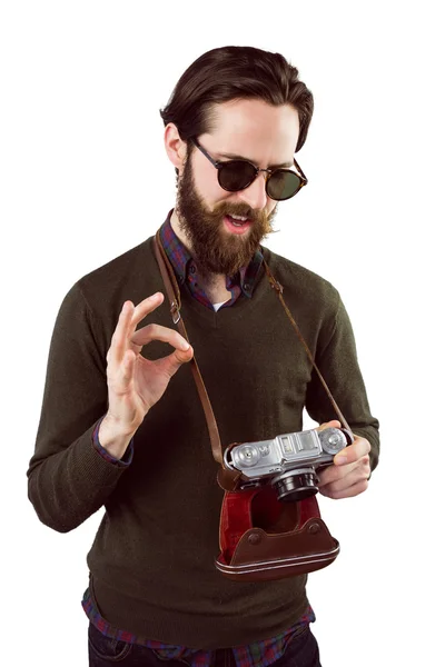 Hipster pomocí své vinobraní fotoaparát — Stock fotografie