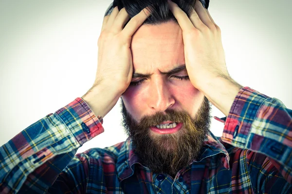 Guapo hipster recibiendo un dolor de cabeza — Foto de Stock