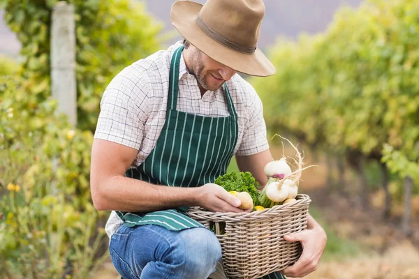 Boer houden een mand van groenten — Stockfoto