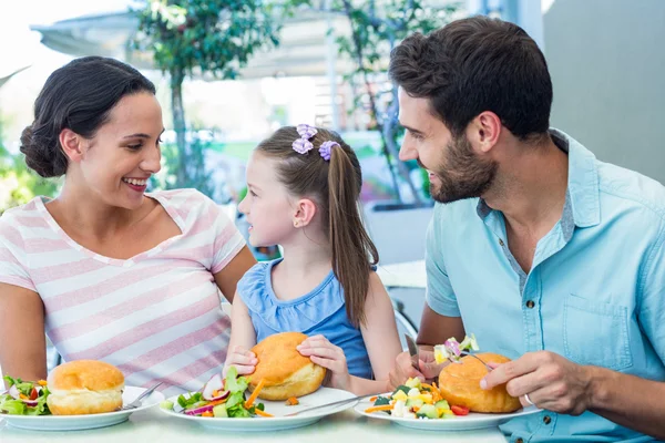 En familj som äter på restaurang — Stockfoto