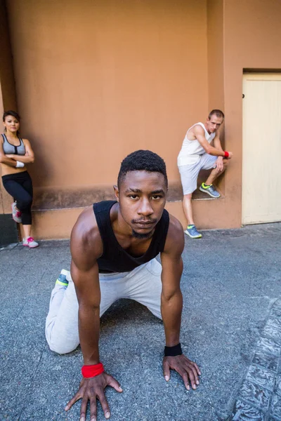 Gruppo di persone che fanno parkour in città — Foto Stock