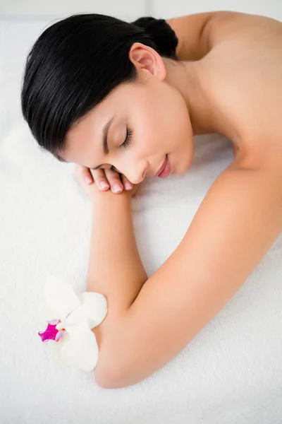 Brünette genießen massage — Stockfoto