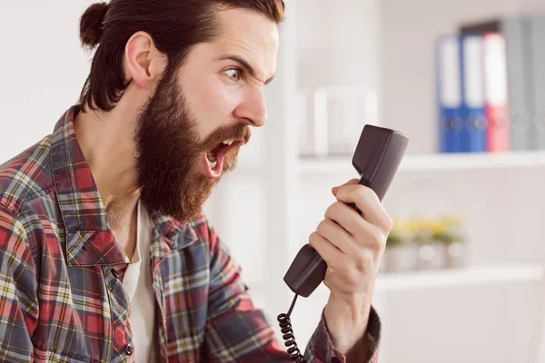 Хіпстер сердитий бізнесмен робить дзвінок — стокове фото