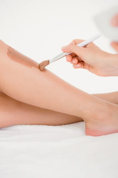 Therapist waxing woman's leg at spa center — Stock Photo, Image