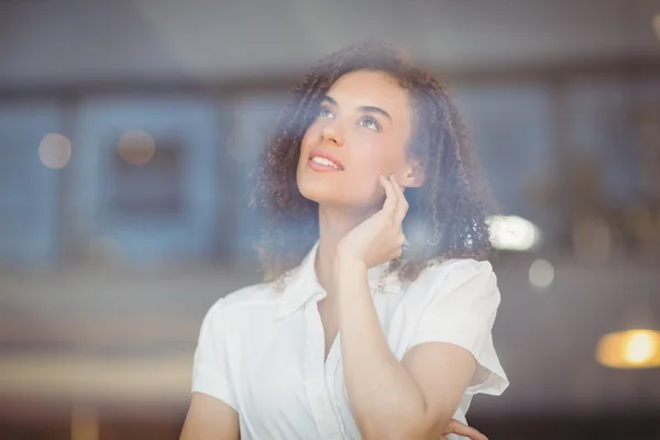 Mujer pensativa mirando a través de las ventanas — Foto de Stock