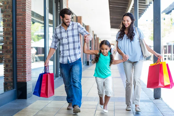 Famiglia felice con shopping bags — Foto Stock