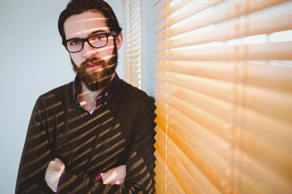 Hipster uomo d'affari sorridente alla macchina fotografica — Foto Stock