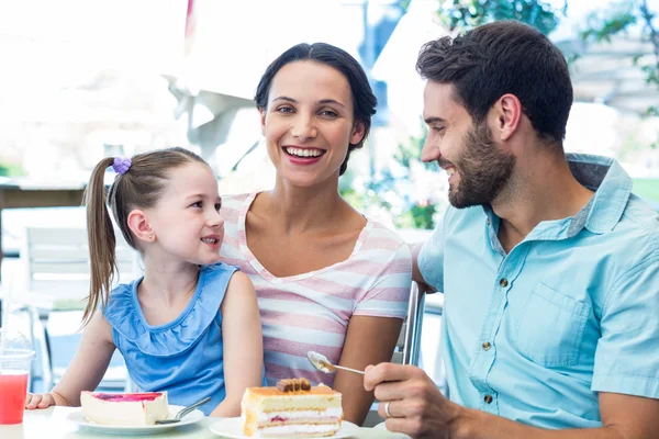 Uma família comendo no restaurante — Fotografia de Stock