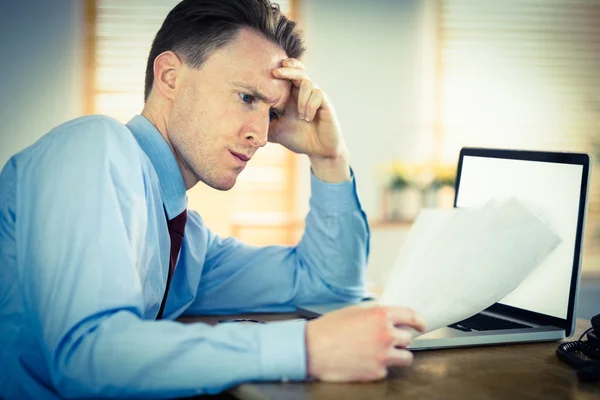 Homme d'affaires concentré lisant le document au bureau — Photo