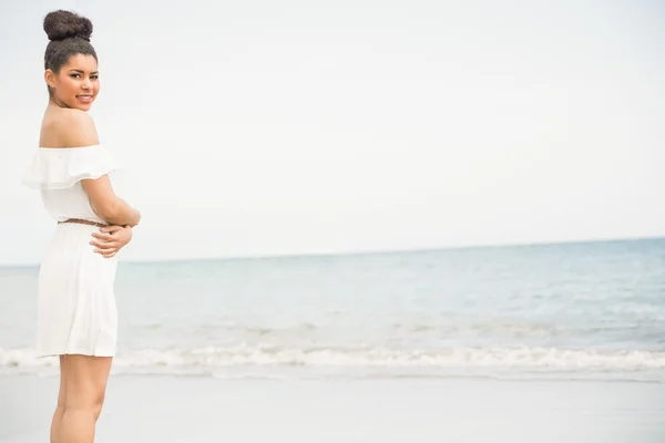 海沿いのスタイリッシュな女性 — ストック写真