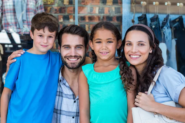 Портрет счастливой семьи, развлекающейся в торговом центре — стоковое фото