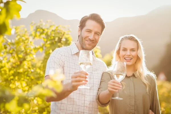 Unga lyckliga par hålla glas vin — Stockfoto