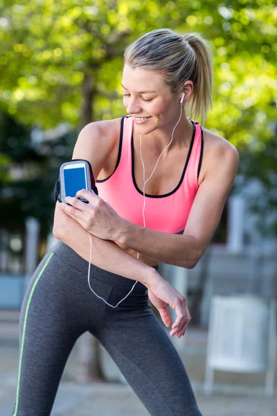 Sportlerin benutzt ihr Handy — Stockfoto