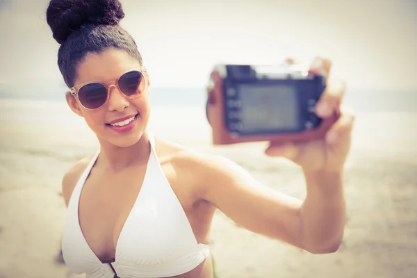 Pretty woman in bikini taking selfie — Stock Photo, Image