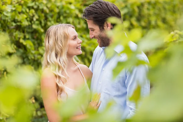 Joven pareja feliz sonriendo y abrazándose — Foto de Stock