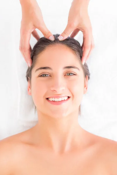 Mulher recebendo massagem na cabeça — Fotografia de Stock