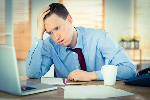Empresário estressado trabalhando em sua mesa — Fotografia de Stock