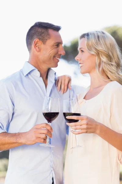 Paar umarmt sich, hält Weingläser — Stockfoto