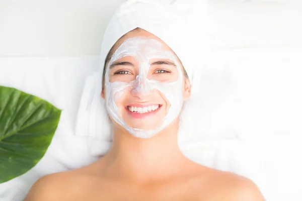 Mujer teniendo crema blanca en la cara — Foto de Stock