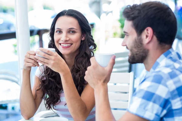 Söta par ha kaffe tillsammans — Stockfoto