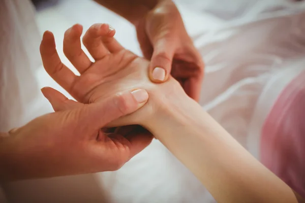 Jonge vrouw krijgt hand massage — Stockfoto