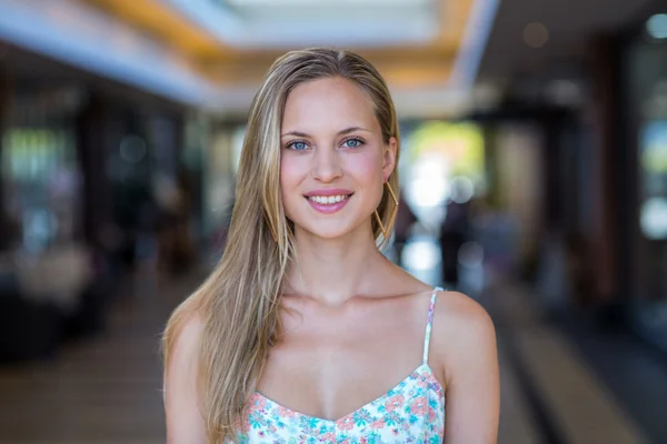 Donna sorridente al centro commerciale — Foto Stock