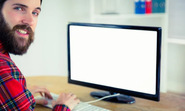 Homem de negócios Hipster trabalhando em seu computador — Fotografia de Stock