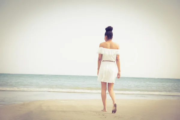 Mujer elegante caminando sobre la arena —  Fotos de Stock