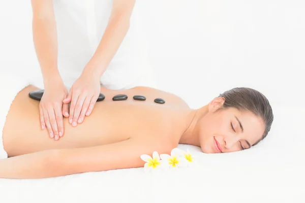 Vrouw genieten van hot stone-massage — Stockfoto