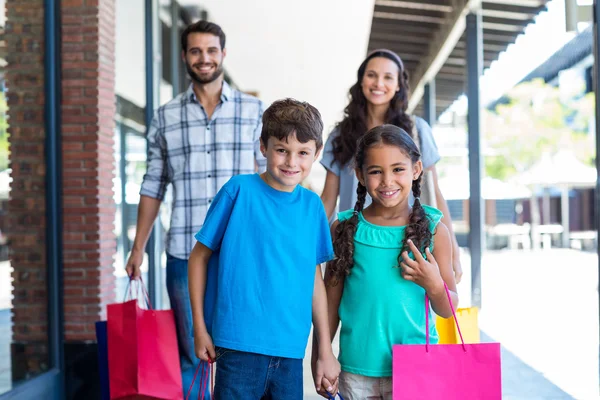 Famiglia felice divertirsi nel centro commerciale — Foto Stock