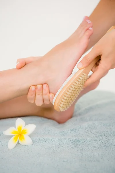 Woman receiving pedicure treatment — Stock Photo, Image