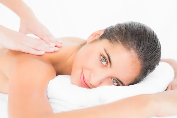 Frau erhält Rückenmassage — Stockfoto