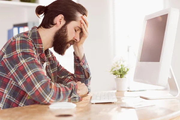 Hipster businessman stressed at his desk — Stockfoto