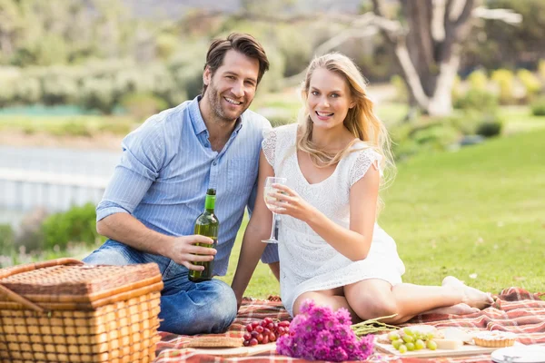 Casal bonito na data derramando vinho em um copo — Fotografia de Stock