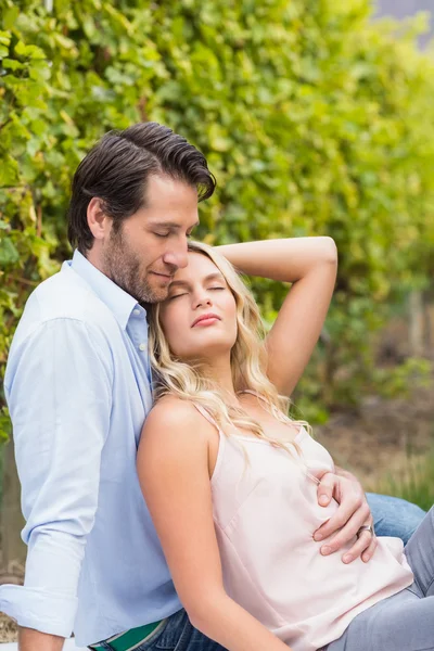 Vrouw leunend tegen haar gelukkig vriendje — Stockfoto