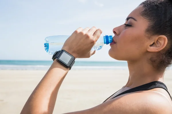 Vrouw drinkwater uit de fles passen — Stockfoto