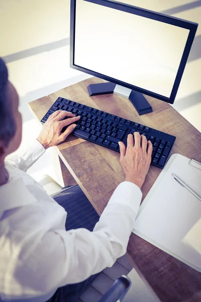 Una mujer de negocios usando su computadora — Foto de Stock