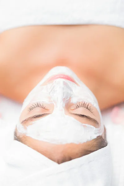 Mujer teniendo crema blanca en la cara — Foto de Stock