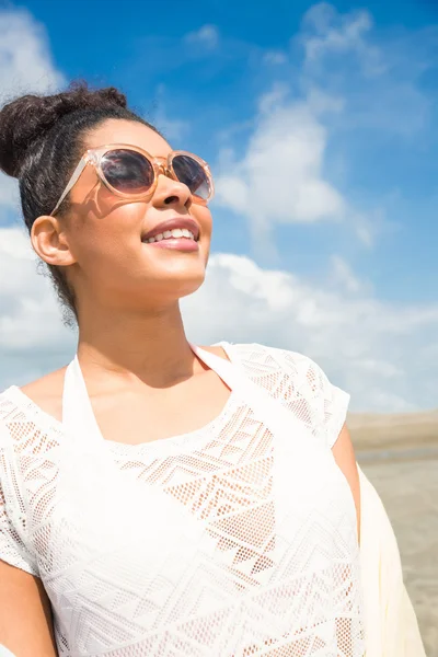 Femme élégante en lunettes de soleil — Photo