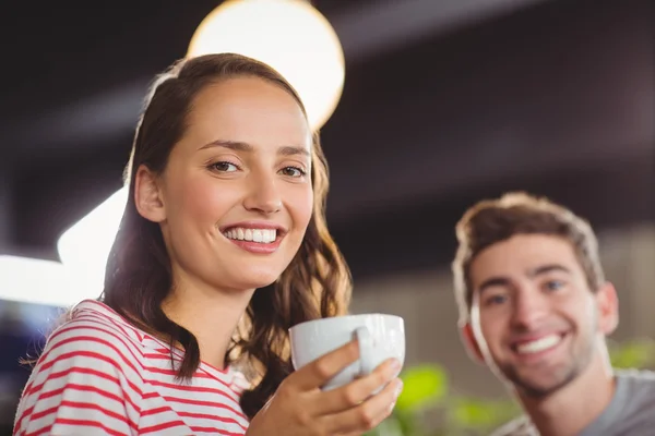 Amis souriants profiter du café ensemble — Photo