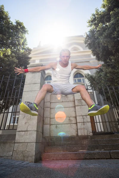 Atleta extremo pulando no ar — Fotografia de Stock