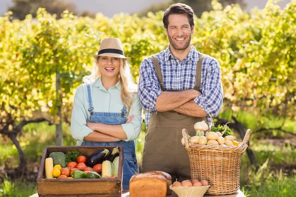 Feliz pareja campesina con los brazos cruzados — Foto de Stock