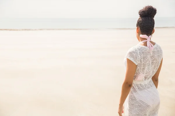 Snygg tjej ser till havet — Stockfoto