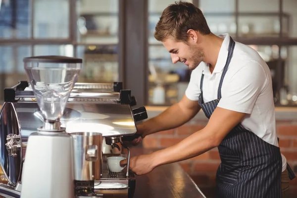 Knappe barista maken van een kopje koffie — Stockfoto