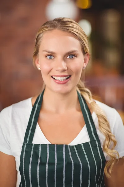 Красивая официантка смотрит в камеру — стоковое фото