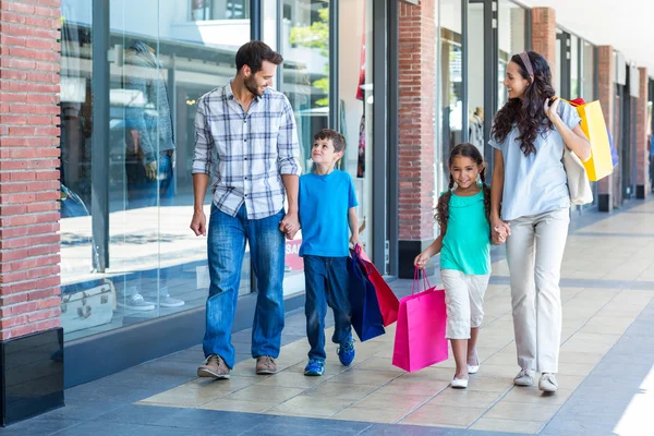 Família feliz se divertindo no shopping — Fotografia de Stock