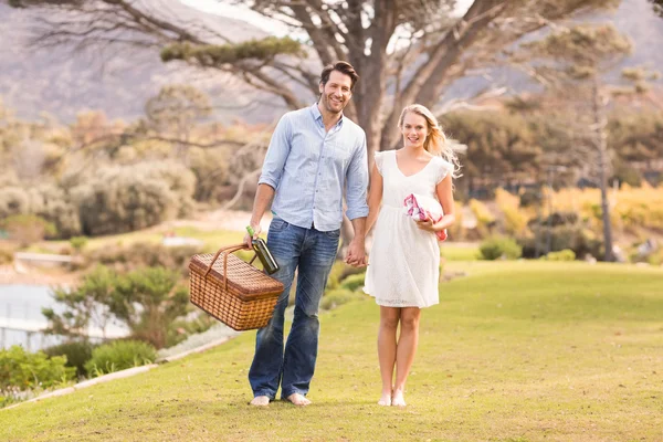 Linda pareja en la fecha caminando en el parque —  Fotos de Stock