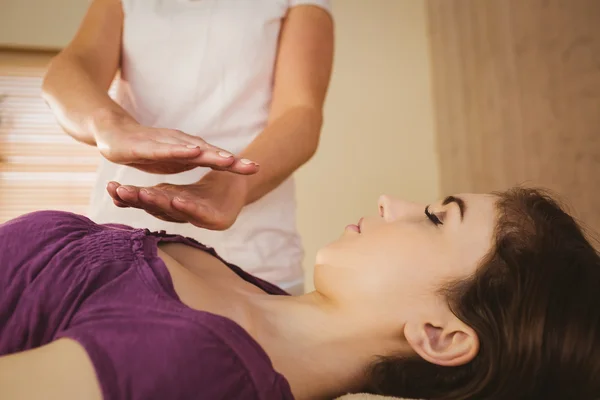 Genç kadın bir reiki tedavi olması — Stok fotoğraf