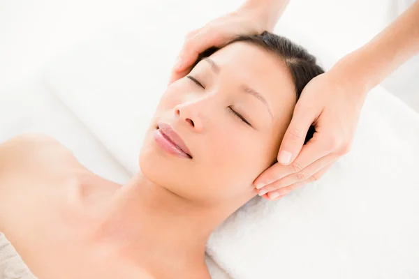 Jovem mulher recebendo massagem na cabeça — Fotografia de Stock