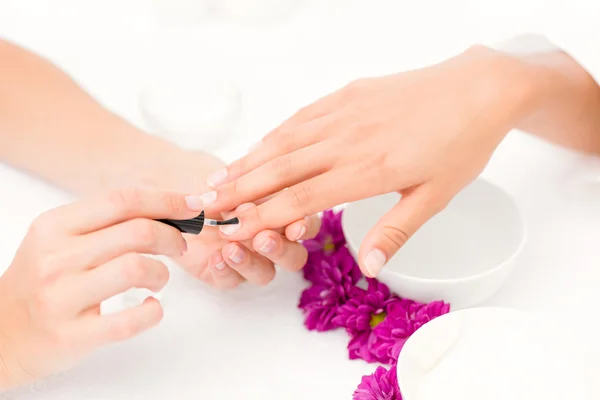 Kosmetyczka stosując lakier do paznokci do klienta — Zdjęcie stockowe